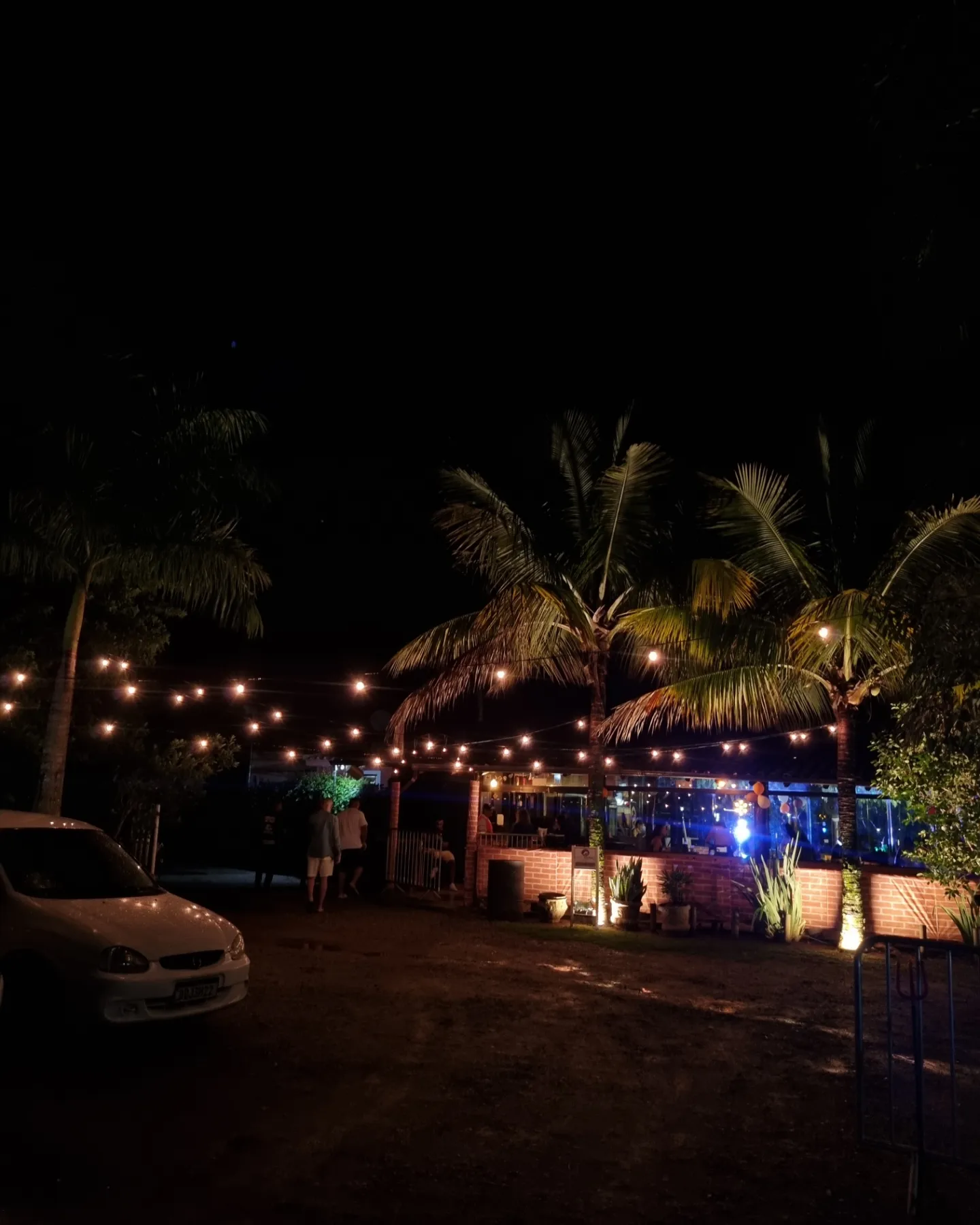 Varal de luzes na entrada do Ponto Alto